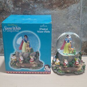 Hallmark Musical Snow Globe Disney's Snow White and the Seven Dwarfs 1990